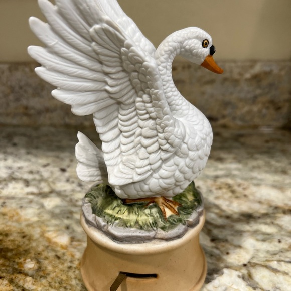 RARE - SHAFFORD
PORCELAIN BISQUE MUSIC
BOX: SWAN / GONE WITH THE WIND - VINTAGE - Picture 4 of 8